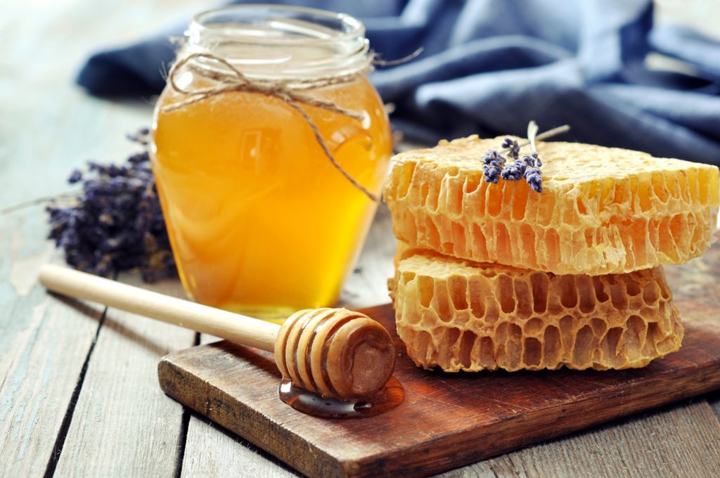 Пчелиные соты и мёд